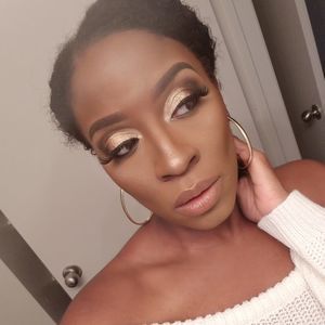 Meet your Posher, Monique